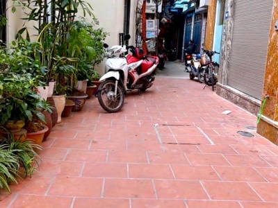 bán nhà cầu giấy 50m x4 tầng 12,3 tỷ,ngõ thông,lô góc,dân xây.full nội thất,gần ô tô