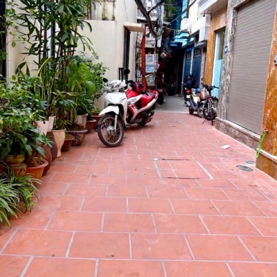 bán nhà cầu giấy 50m x4 tầng 12,3 tỷ,ngõ thông,lô góc,dân xây.full nội thất,gần ô tô