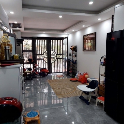 tập thể tầng 1 hoàng quốc việt DT 45/60m 6,5 tỷ ô tô đỗ cửa,kinh doanh