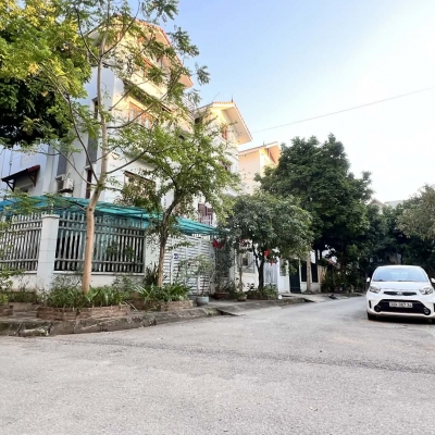 biệt thự lô góc Việt Hưng, vỉa hè rộng, ôtô tránh, view công viên cây xanh