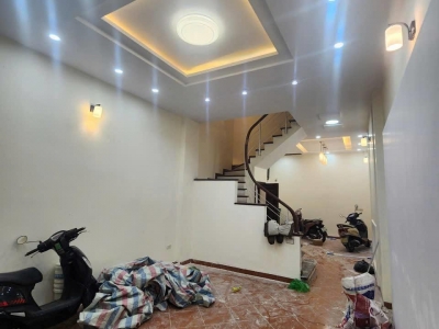 Bán Nhà Đê La Thành. Đống Đa. Diện Tích 49-52m. x 5tầng. Mặt tiền 4.2m. Giá Bán 9.5 tỷ