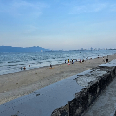 + Đất diện tích rộng, Biển Nguyễn Tất Thành, đối diện khu phức hợp của vũ nhôm và bãi tắm thanh khê.