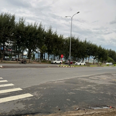 + Biển Nguyễn Tất Thành, đất diện tích rộng, đối diện khu phức hợp của vũ nhôm và bãi tắm thanh khê.