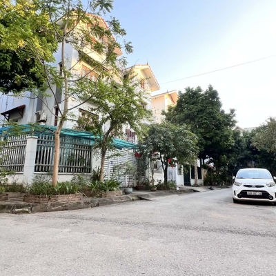 biệt thự lô góc Sài Đồng, 3 mặt vỉa hè , ôtô tránh, view công viên cây xanh