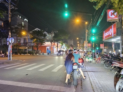 CÁCH MẶT TIỀN LÂM VĂN BỀN TÂN QUY Q7 
CÓ 85 M
CÓ 3 TỎI HƠN ĐÚC MỚI  3 TẤM