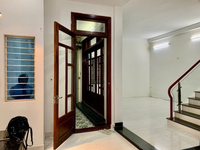 + Lê đại hành giao nguyễn hữu thọ, Khuê trung cẩm lệ, nhà 3 tầng mặt tiền kinh doanh.