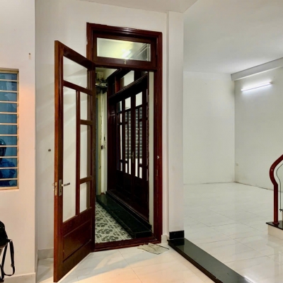 + Lê đại hành giao nguyễn hữu thọ, Khuê trung cẩm lệ, nhà 3 tầng mặt tiền kinh doanh.