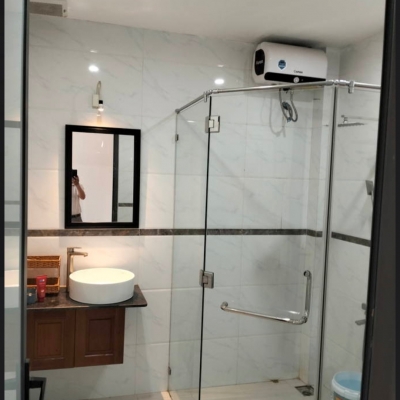 BÁN NHÀ MỚI 3 TẦNG – MẶT TIỀN ĐƯỜNG PHƯỚC TƯỜNG 1 – TRUNG TÂM HOÀ PHÁT, CẨM LỆ, ĐÀ Diện tích: 106m² Kết cấu: 3 tầng hiện đại Sân ô tô