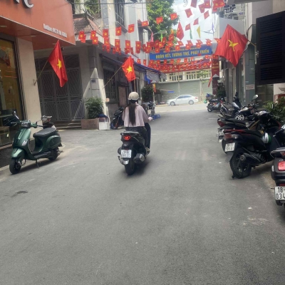 Nhà đẹp Trần Quốc Hoàn, phân lô bàn cờ, thang máy, ô tô tránh vào nhà, ở ngay, kinh doanh tấp nập