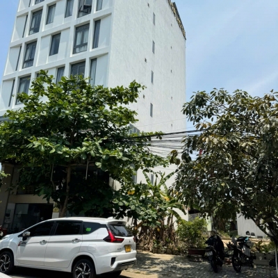 - Nhà 3 tầng, đường trần đức thông, Sơn Trà, sát 2 tòa căn hộ thương mại vương thừa vũ, ngay bãi tắm công viên biển đông.