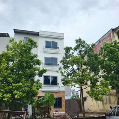 Đại cát ô tô 7 chỗ đỗ cửa, trước nhà. Sân chơi rộng đỗ nhiều ô tô, sân chơi rộng tập thể dục.