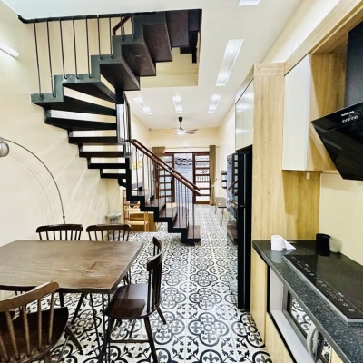 Nhà Tứ Liên phân lô - dân xây - ngõ thông - 20m oto giá nhỉnh 9 tỷ.