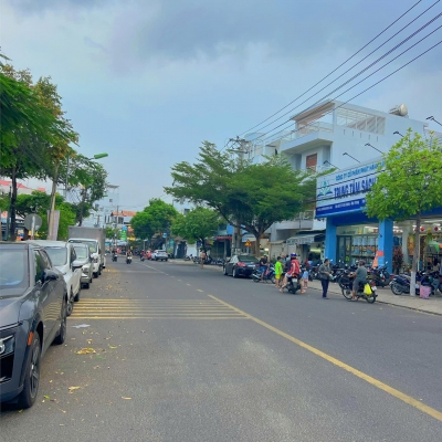 Nhà Cấp 4 Đáng để mua VÌ vị trí đẹp- giá QUÁ RẺ- Đồi diện Công viên ngay vòng xoay- có dòng tiền