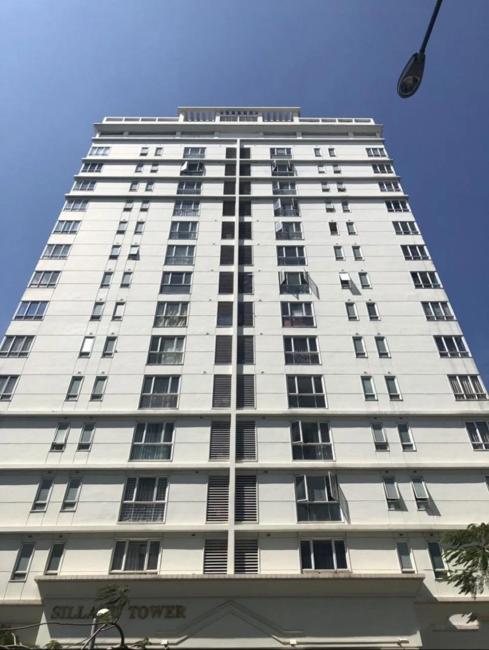 Công ty Cổ phần Đầu tư Hoàng Tháp và Công ty Cổ phần Địa ốc Sinh Lợi